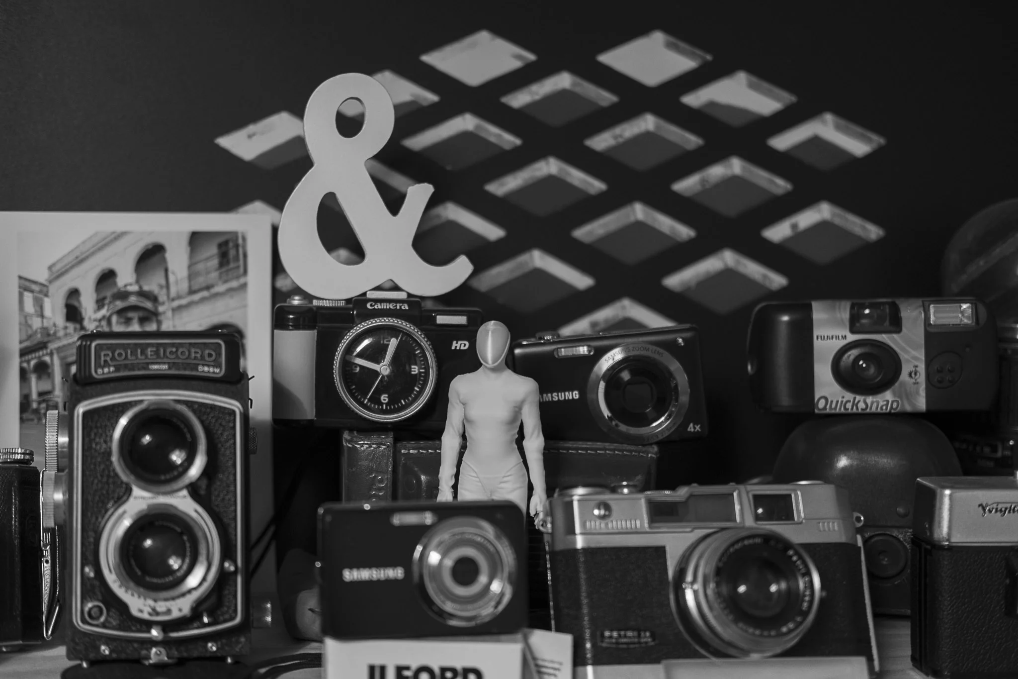 Reflejos Urbanos - Miguel Ramos Oya | B&W Fine Art Photography Urban Reflections